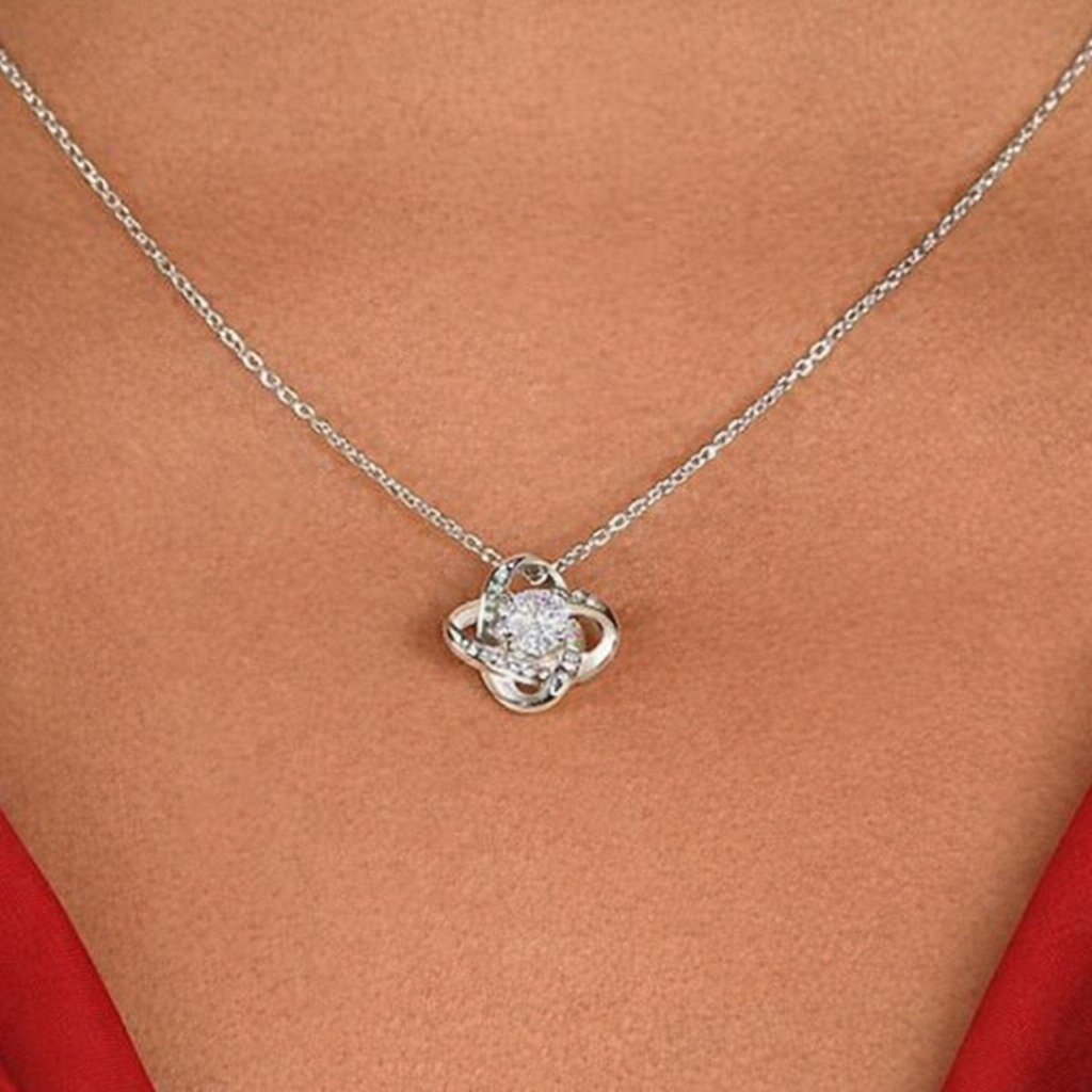 Exquisite and fashionable four-leaf clover hollow out diamond high-end gift box necklace